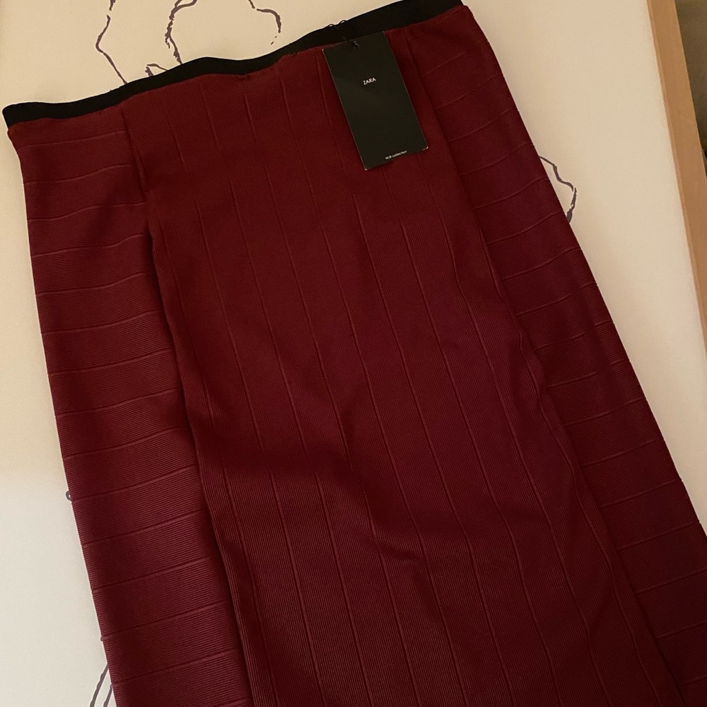 Pencil Skirt in the color burgundy